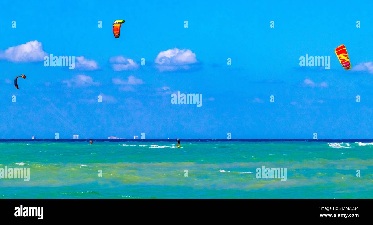 Playa del Carmen Messico 04. Aprile 2021 sport acquatici come kitesurf kiteboarding wakeboarding sulla spiaggia tropicale messicana a Playa del Carmen Quintana R. Foto Stock