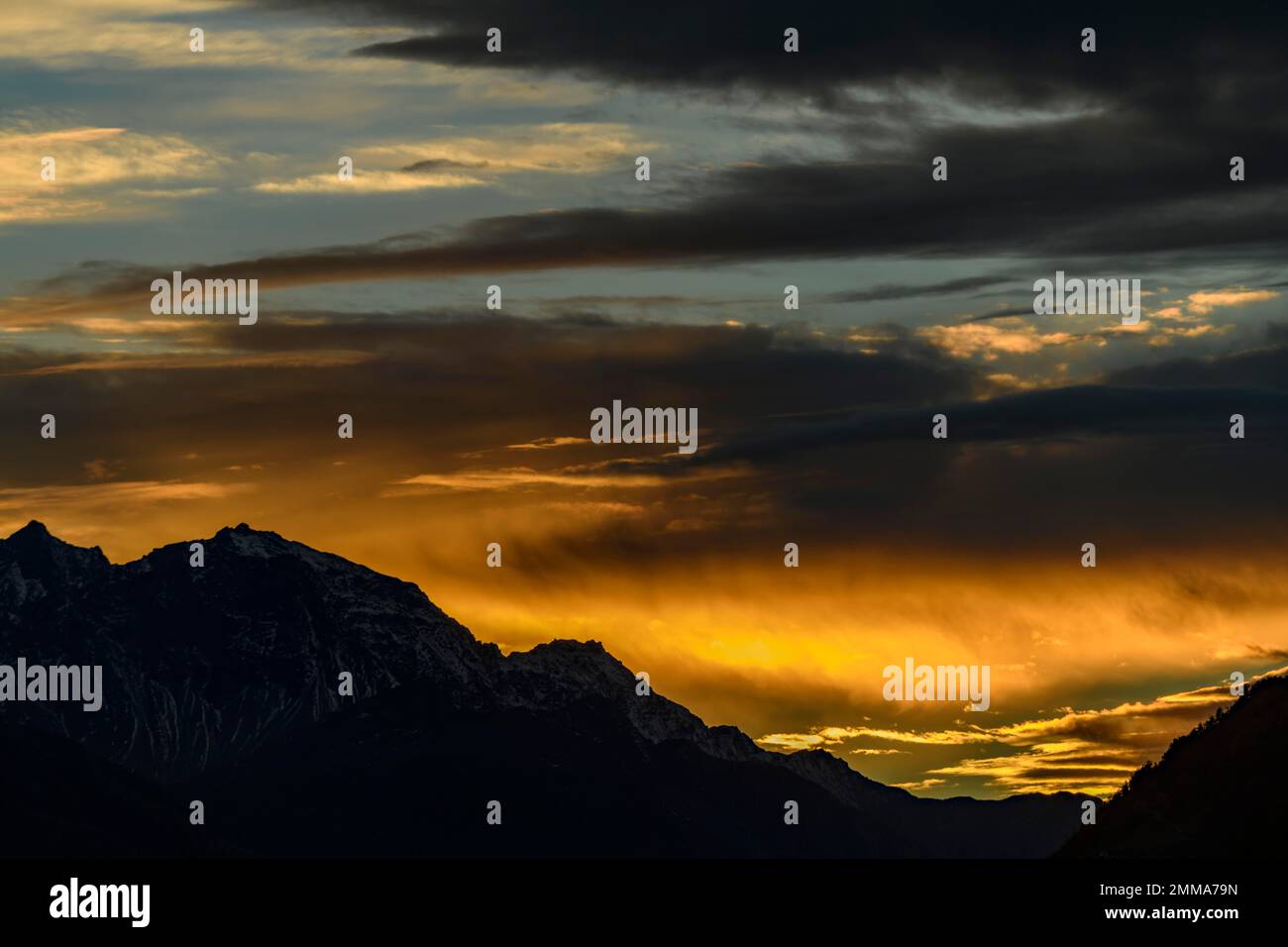 Tramonto sul Vintschgau con montagne altoatesine, natura, Alto Adige, Italia Foto Stock