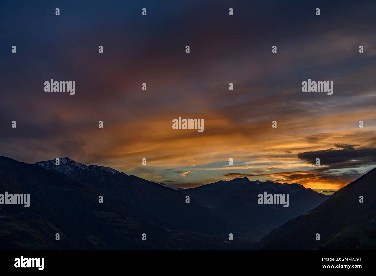 Tramonto sul Vintschgau con montagne altoatesine, natura, Alto Adige, Italia Foto Stock