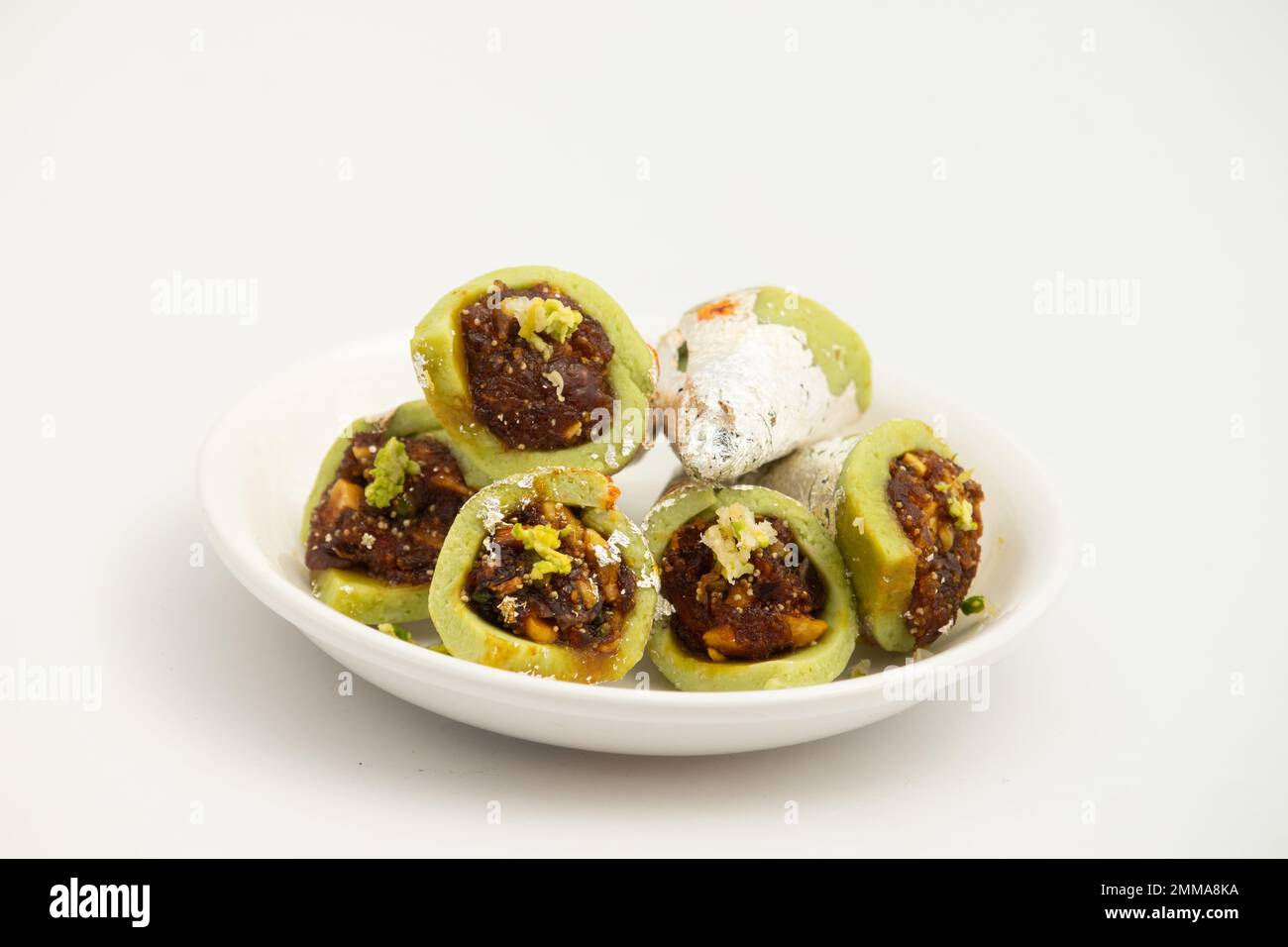 Kaju Gulkand Paan o Kajoo Katli frutta secca Pan è basato su Cashew Betel foglia a forma di dolce indiano Mithai goduto su Holi, Diwali, Rakshabandhan, Janmashta Foto Stock