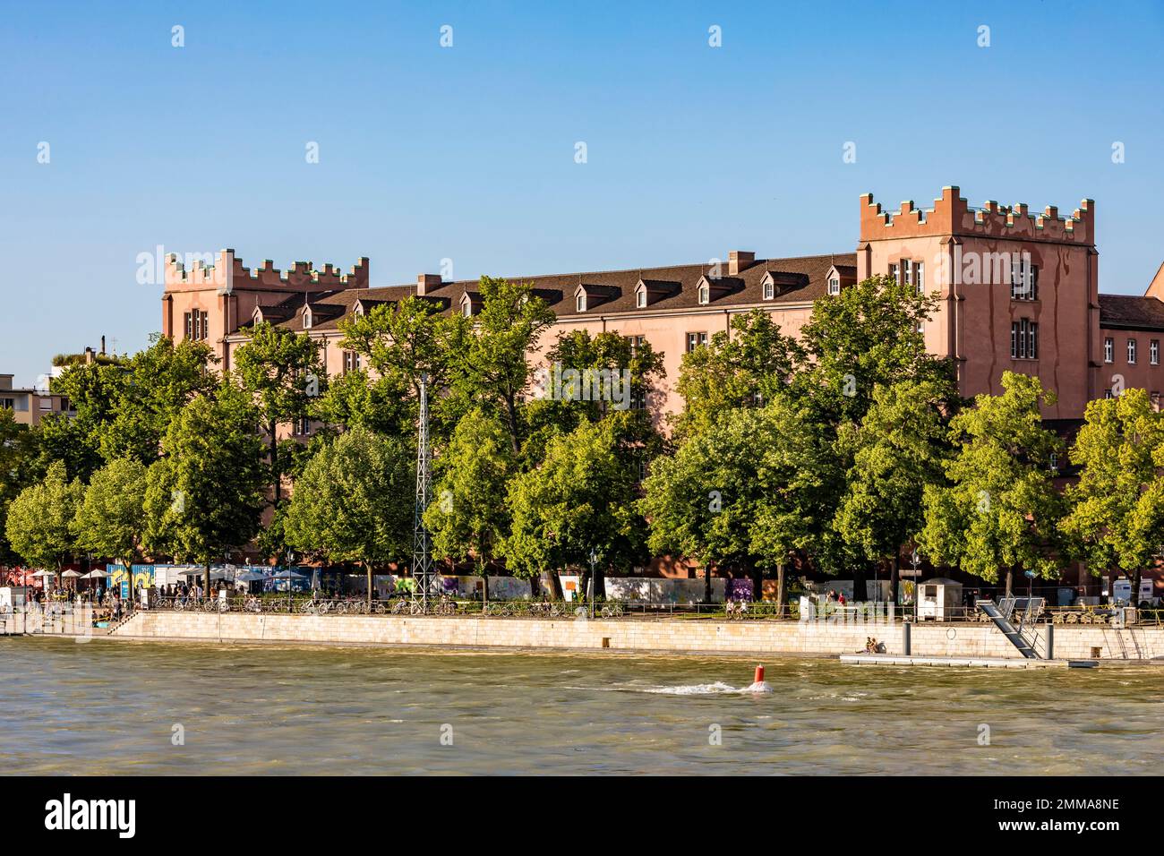 Centro Culturale Kaserne Basel sulle rive del Reno, del Reno, del centro storico, di Basilea, Canton Basilea Città, Svizzera Foto Stock