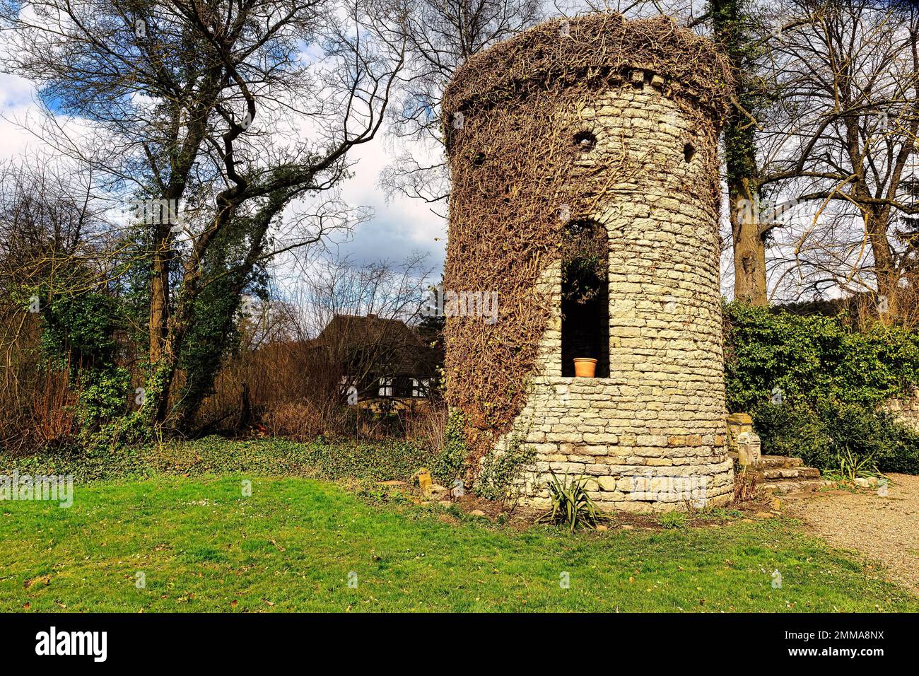 Torre rotonda, padiglione nel giardino, Castello Rheder, Brakel, Teutoburg Foresta Egge Parco naturale Montagne, Germania Foto Stock