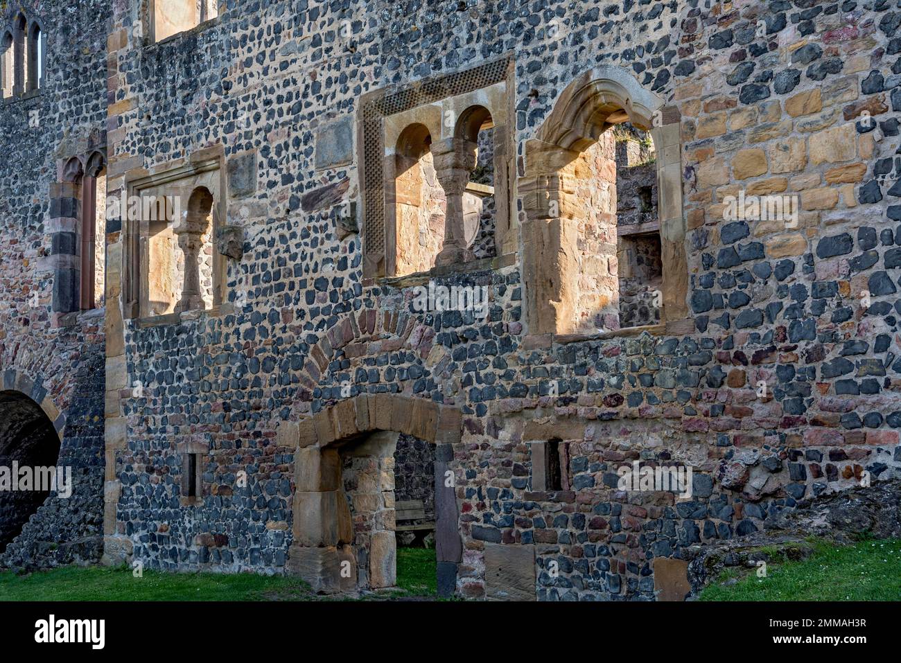 Facciata del romanico Muenzenberg Palas con finestre e portici, cortile del castello, rovine del castello medievale Stauferburg Muenzenberg, anche Foto Stock