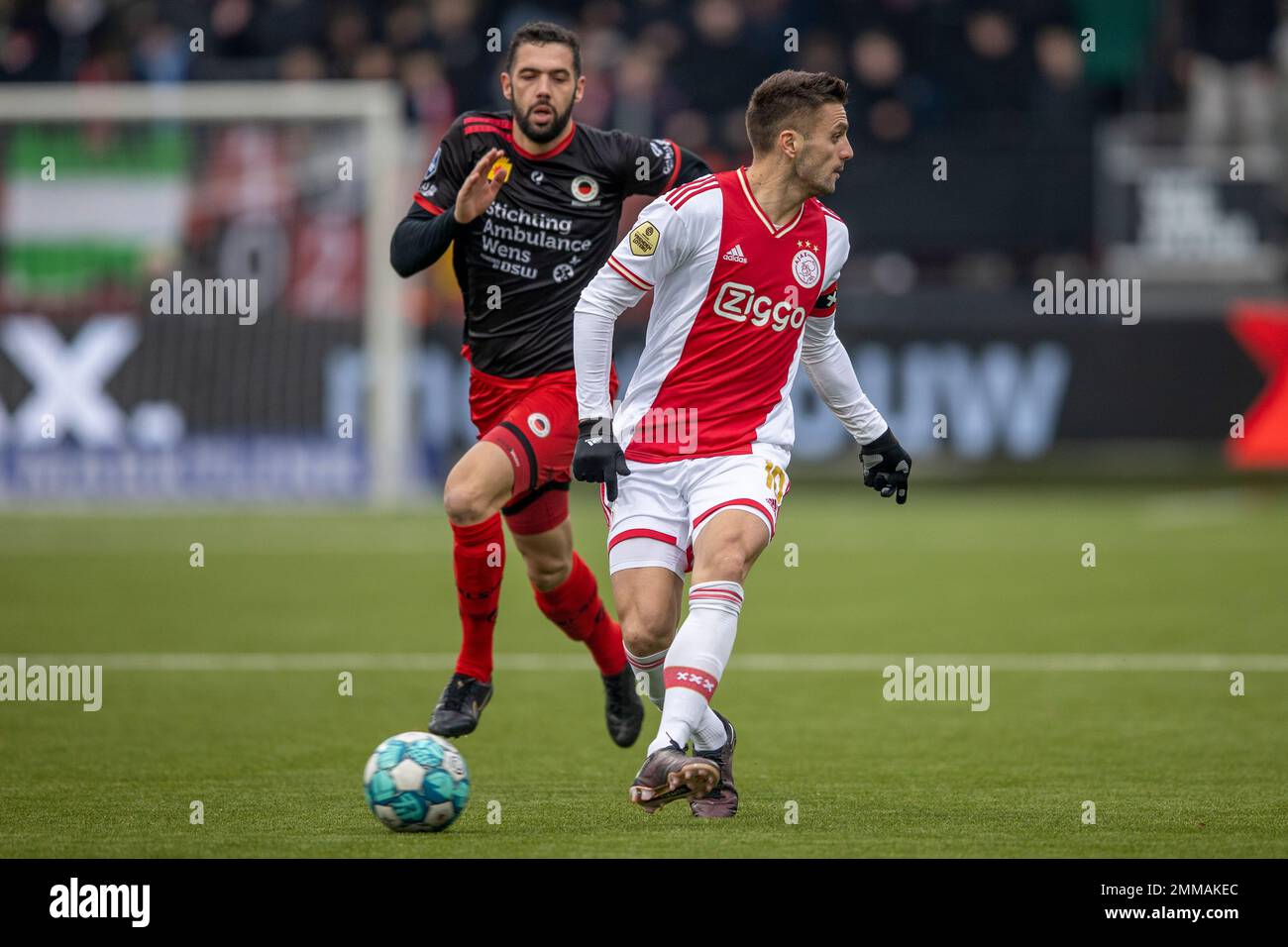 ROTTERDAM, PAESI BASSI - GENNAIO 29: Dusan Tadic di Ajax con un pass senza sguardo durante la partita olandese di Eredivie tra Excelsior Rotterdam e Ajax allo stadio Van Donge & De Roo il 29 Gennaio 2022 a Rotterdam, Paesi Bassi (Foto di Peter van der Klooster/Alamy Live News) Foto Stock