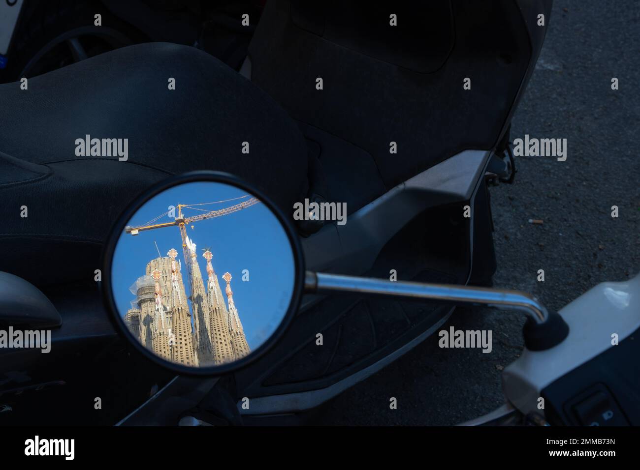Sagrada Familia in uno specchio per moto Foto Stock