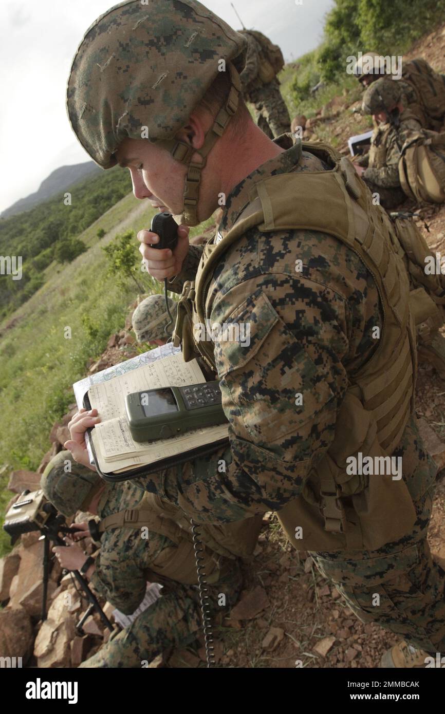 Le squadre di ANGLICO della Riserva Marina di ANGLICO 3, 4 e 6 mantengono le loro qualifiche attraverso un addestramento supplementare a Fort Sill, 27 aprile 2017. Foto Stock