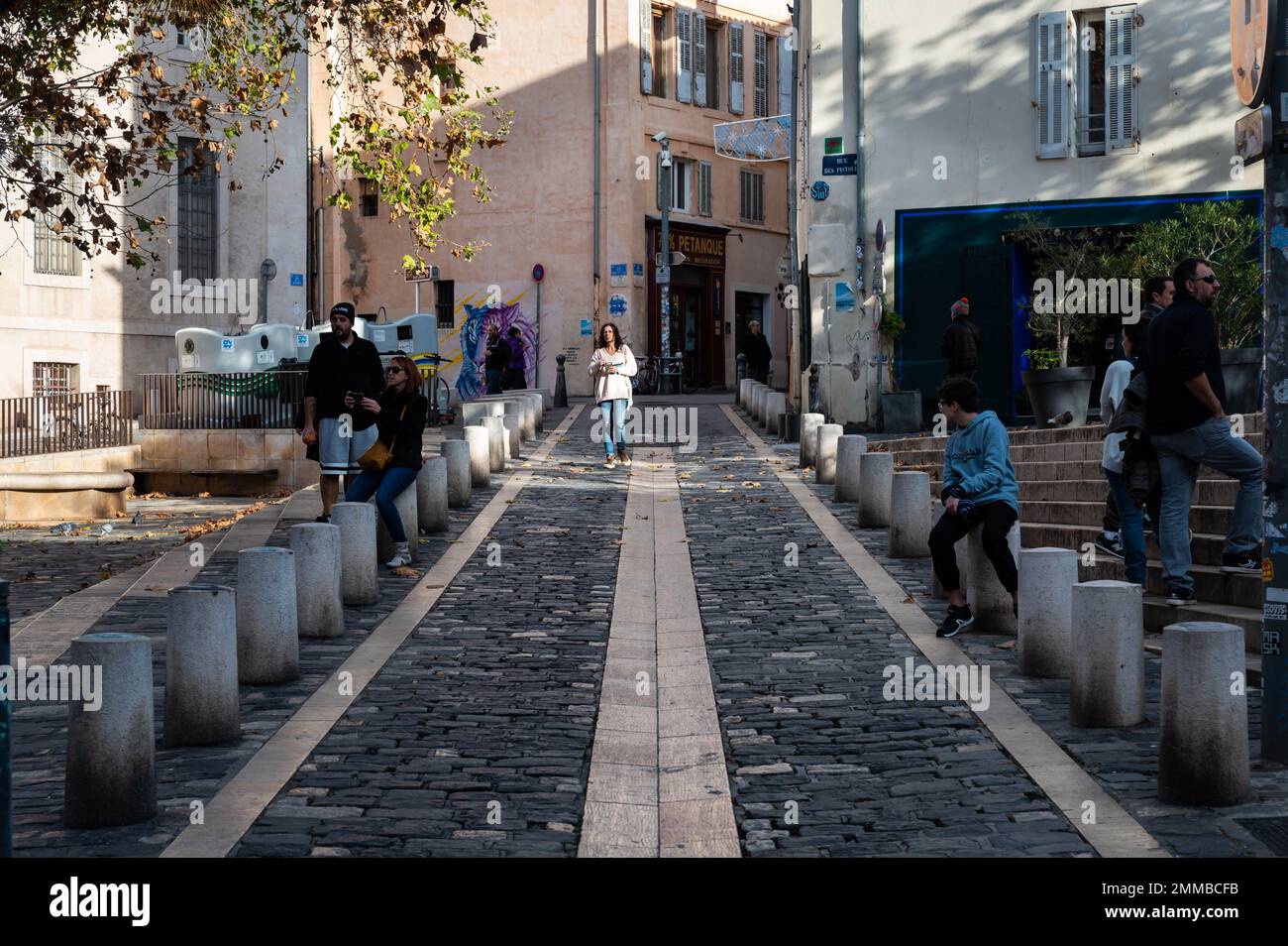 Marsiglia, Provenza, Francia, 12 31 2022 - pietre di Coble della Rue du Petit puis, una strada storica nella città vecchia Foto Stock