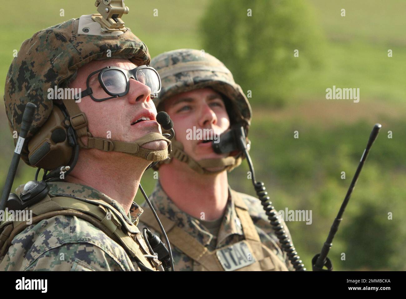 Le squadre di ANGLICO della Riserva Marina di ANGLICO 3, 4 e 6 mantengono le loro qualifiche attraverso un addestramento supplementare a Fort Sill, 27 aprile 2017. Foto Stock