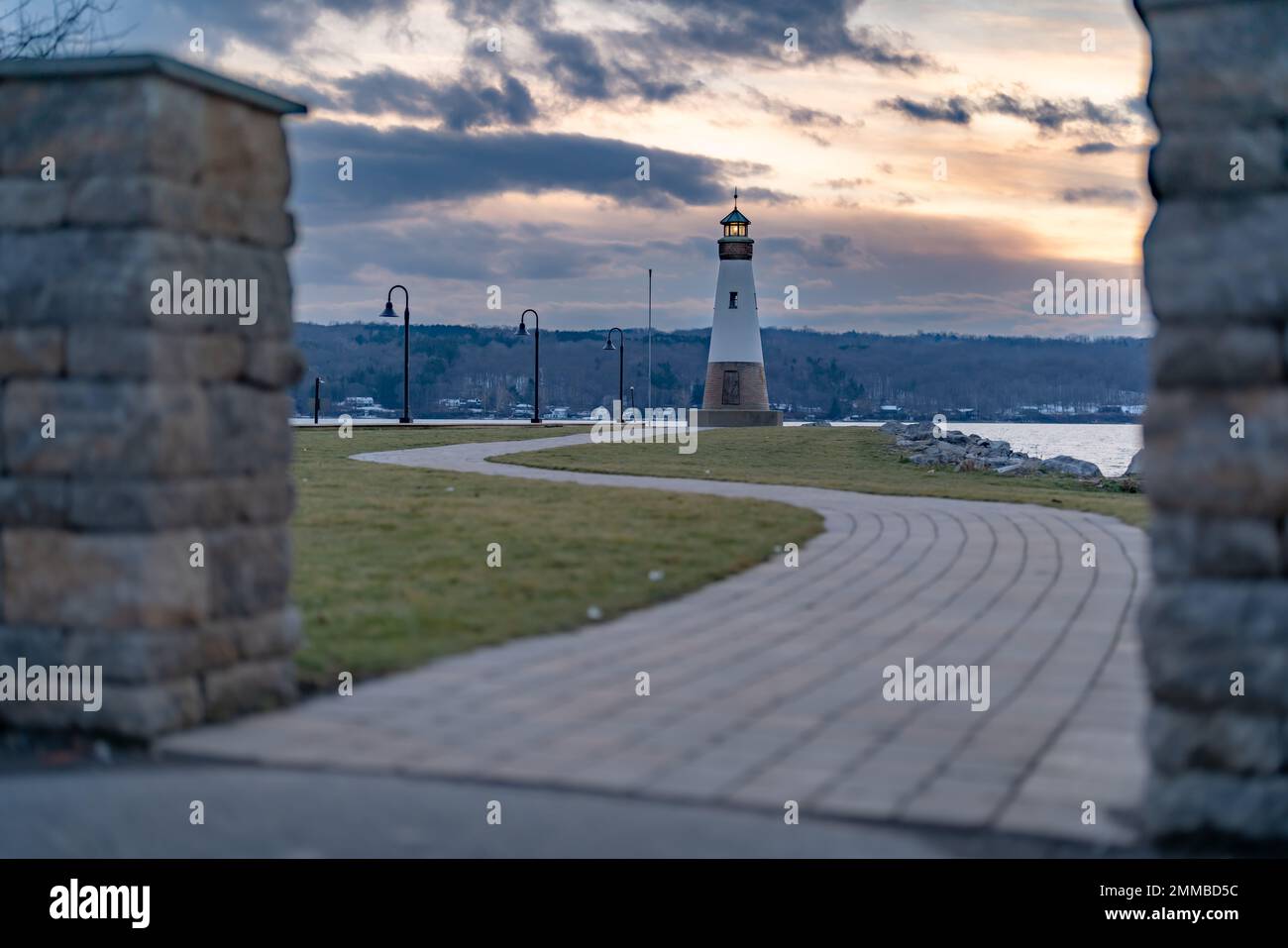 Foto al tramonto del faro di Myers Point a Myers Park a Lansing NY, contea di Tompkins. Il faro si trova sulla riva del lago Cayuga. Foto Stock
