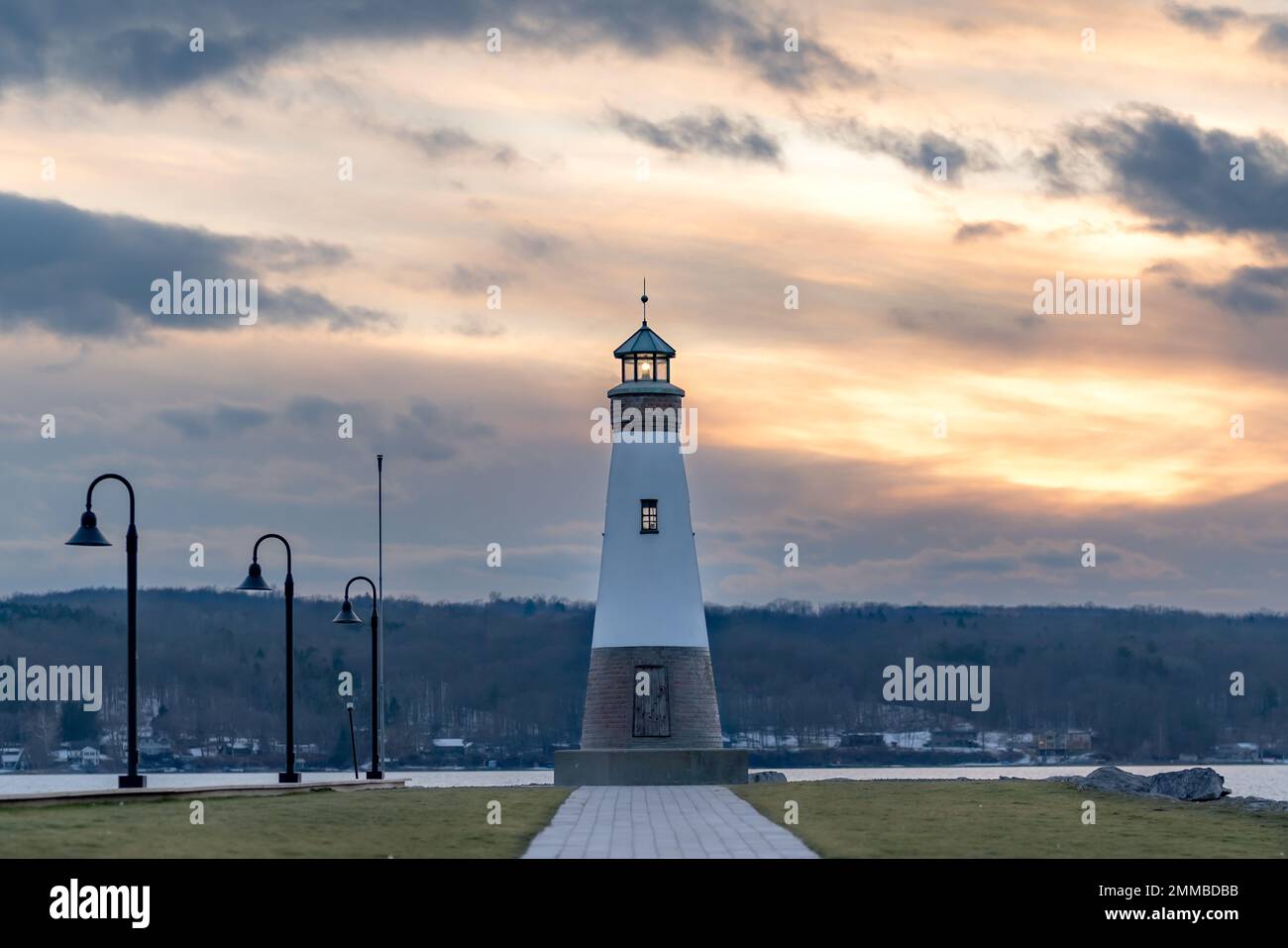 Foto al tramonto del faro di Myers Point a Myers Park a Lansing NY, contea di Tompkins. Il faro si trova sulla riva del lago Cayuga. Foto Stock