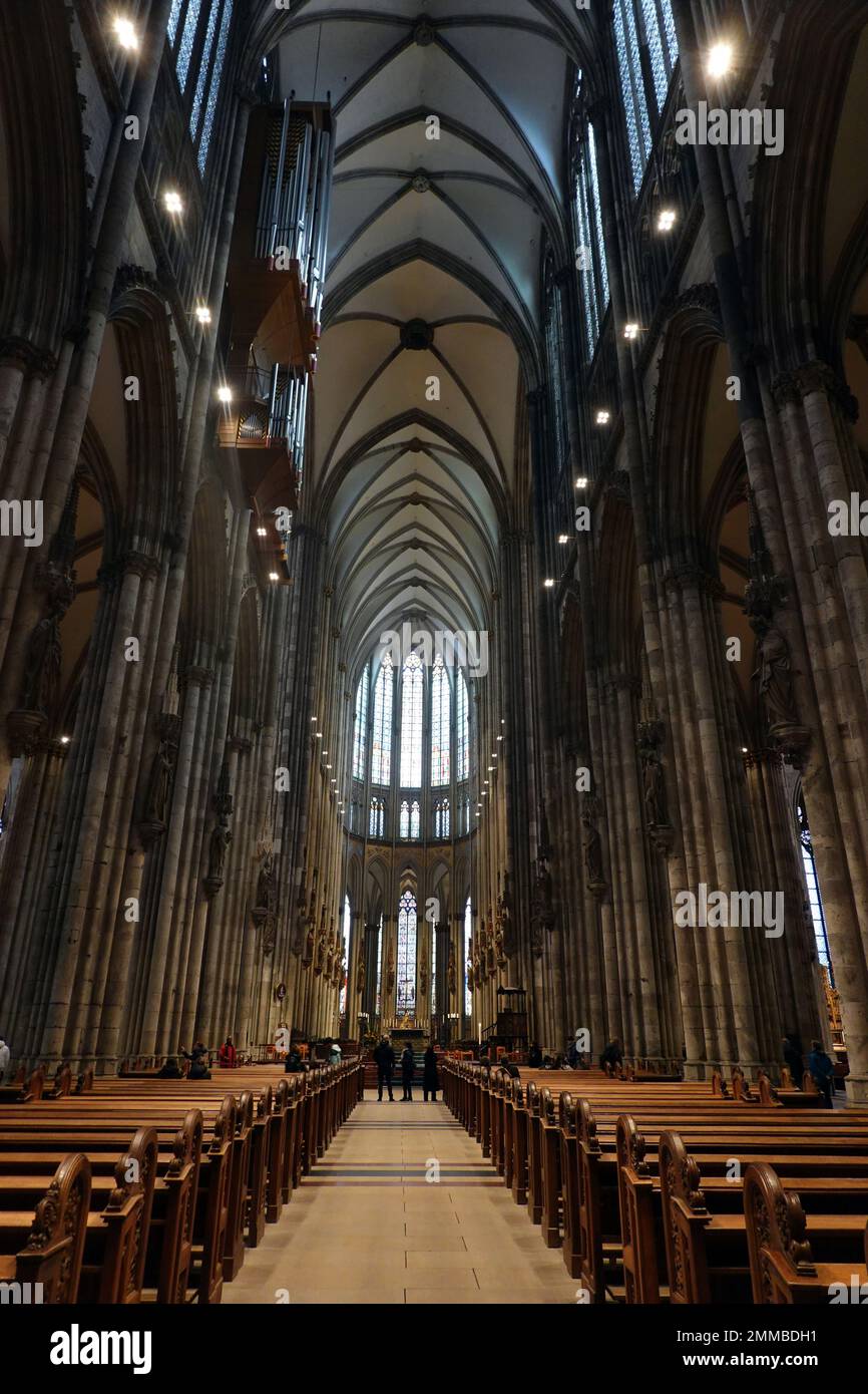 Langhaus in Hohe Domkirche Sankt Petrus, besser bekannt unter Klöner Dom, Nordrhein-Westfalen, Deutschland, Köln Foto Stock