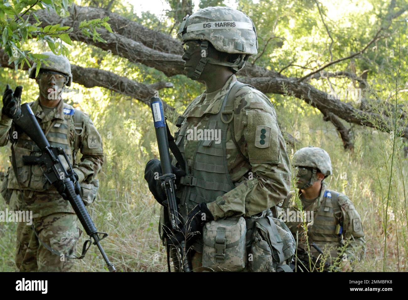 Addestramento di base di combattimento campo di addestramento esercizio, sergente di trapano femminile che istruisce gli allievi, Fort Sill, Oklahoma, 5 ottobre, 2016.Photo by Cindy McIntyre Foto Stock