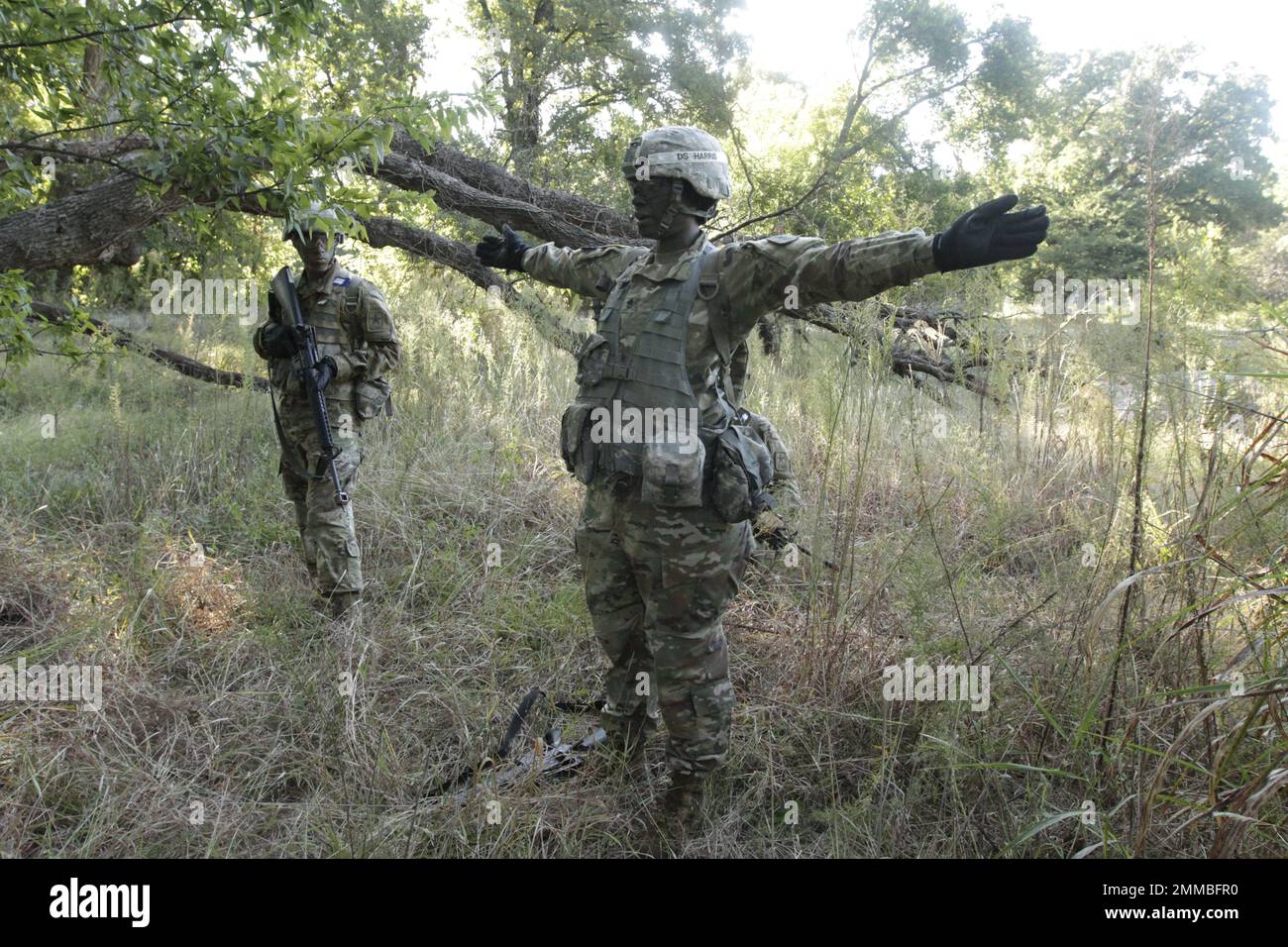 Addestramento di base di combattimento campo di addestramento esercizio, sergente di trapano femminile che istruisce gli allievi, Fort Sill, Oklahoma, 5 ottobre, 2016.Photo by Cindy McIntyre Foto Stock