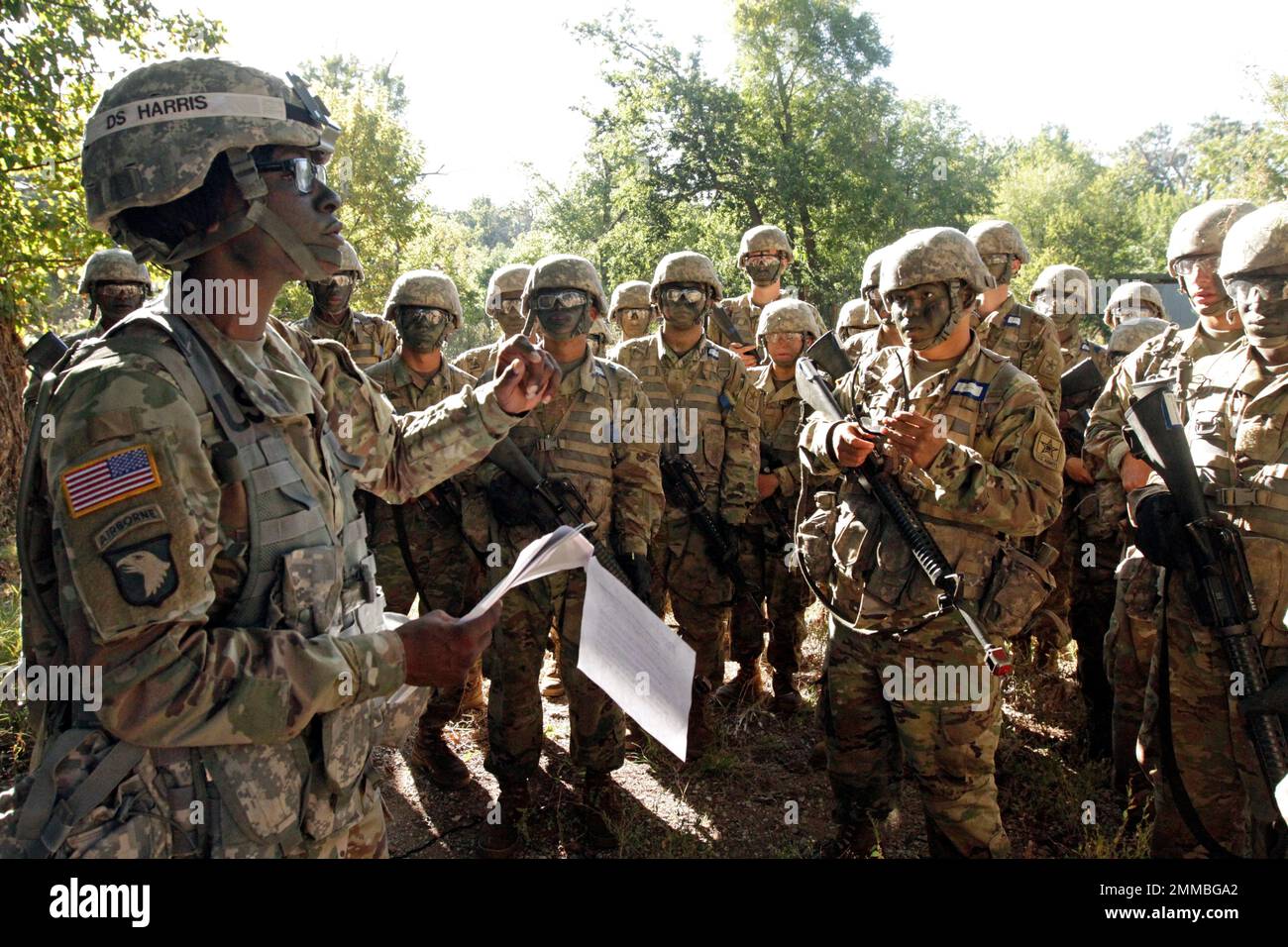 Addestramento di base di combattimento campo di addestramento esercizio, sergente di trapano femminile che istruisce gli allievi, Fort Sill, Oklahoma, 5 ottobre, 2016.Photo by Cindy McIntyre Foto Stock