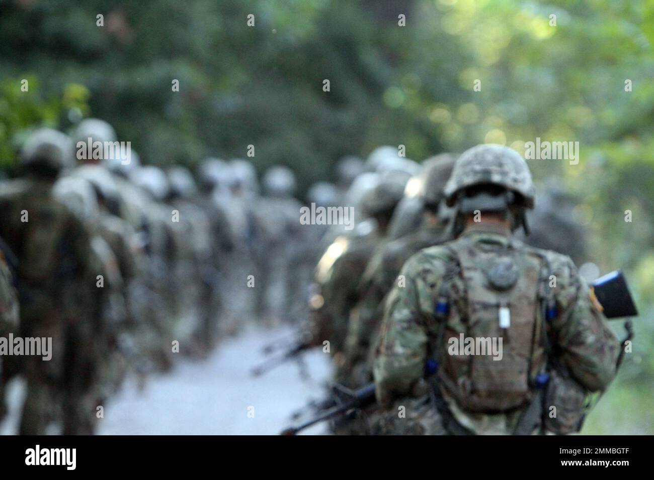 Addestramento di base di combattimento campo di addestramento, soldati dell'esercito che marciano via dalla macchina fotografica, armi e attrezzatura completa, , Fort Sill, Oklahoma, 5 ottobre, 2016. Foto Stock