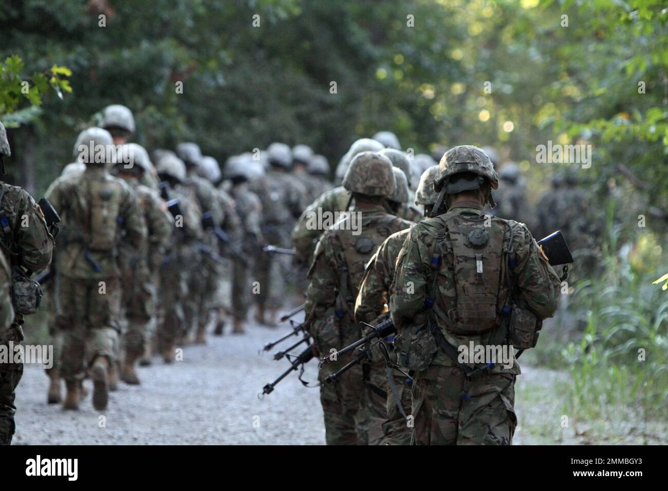 Addestramento di base di combattimento campo di addestramento, soldati dell'esercito che marciano via dalla macchina fotografica, armi e attrezzatura completa, , Fort Sill, Oklahoma, 5 ottobre, 2016. Foto Stock
