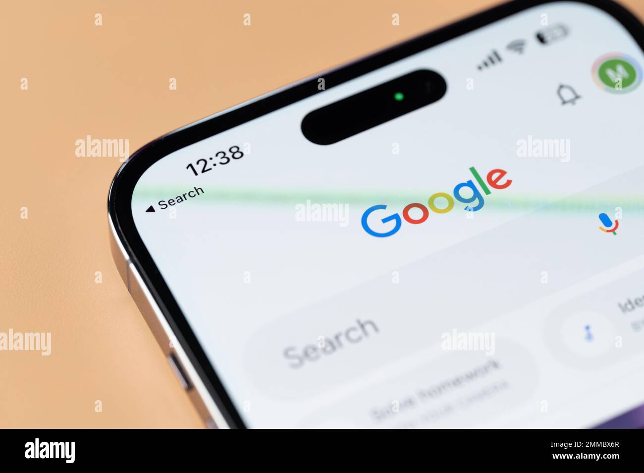 New york, USA - 28 gennaio 2022: Utilizzo della ricerca google su iphone 14 pro in vista ravvicinata dello schermo dello smartphone Foto Stock