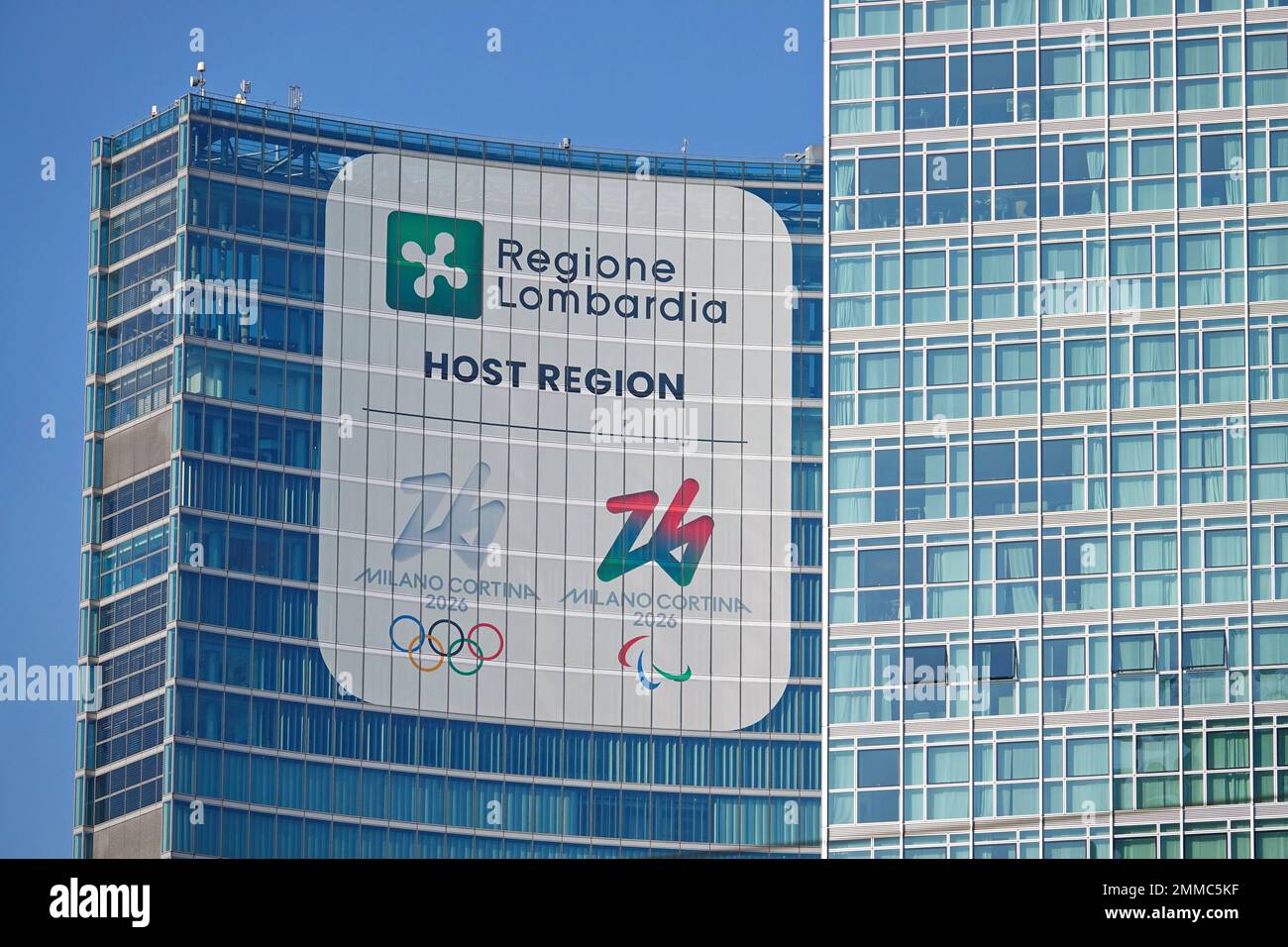 Palazzo Lombardia a Milano sede del Governo regionale con il logo e le immagini dei Giochi Olimpici invernali di Milano Cortina 2026. Milano, Italia Foto Stock
