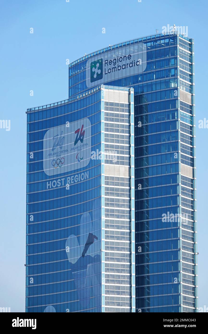 Palazzo Lombardia a Milano sede del Governo regionale con il logo e le immagini dei Giochi Olimpici invernali di Milano Cortina 2026. Milano, Italia Foto Stock