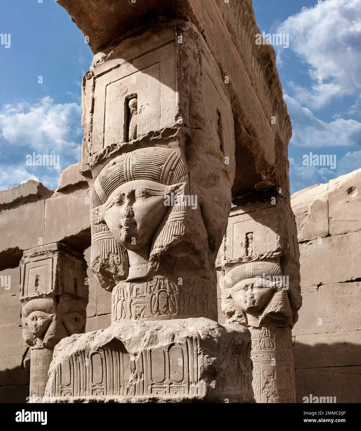 Le rovine del Tempio di Dendera (Egitto) sono le più ben conservate in tutto l'Egitto, il tempio era stato dedicato alla dea Hathor. Foto Stock