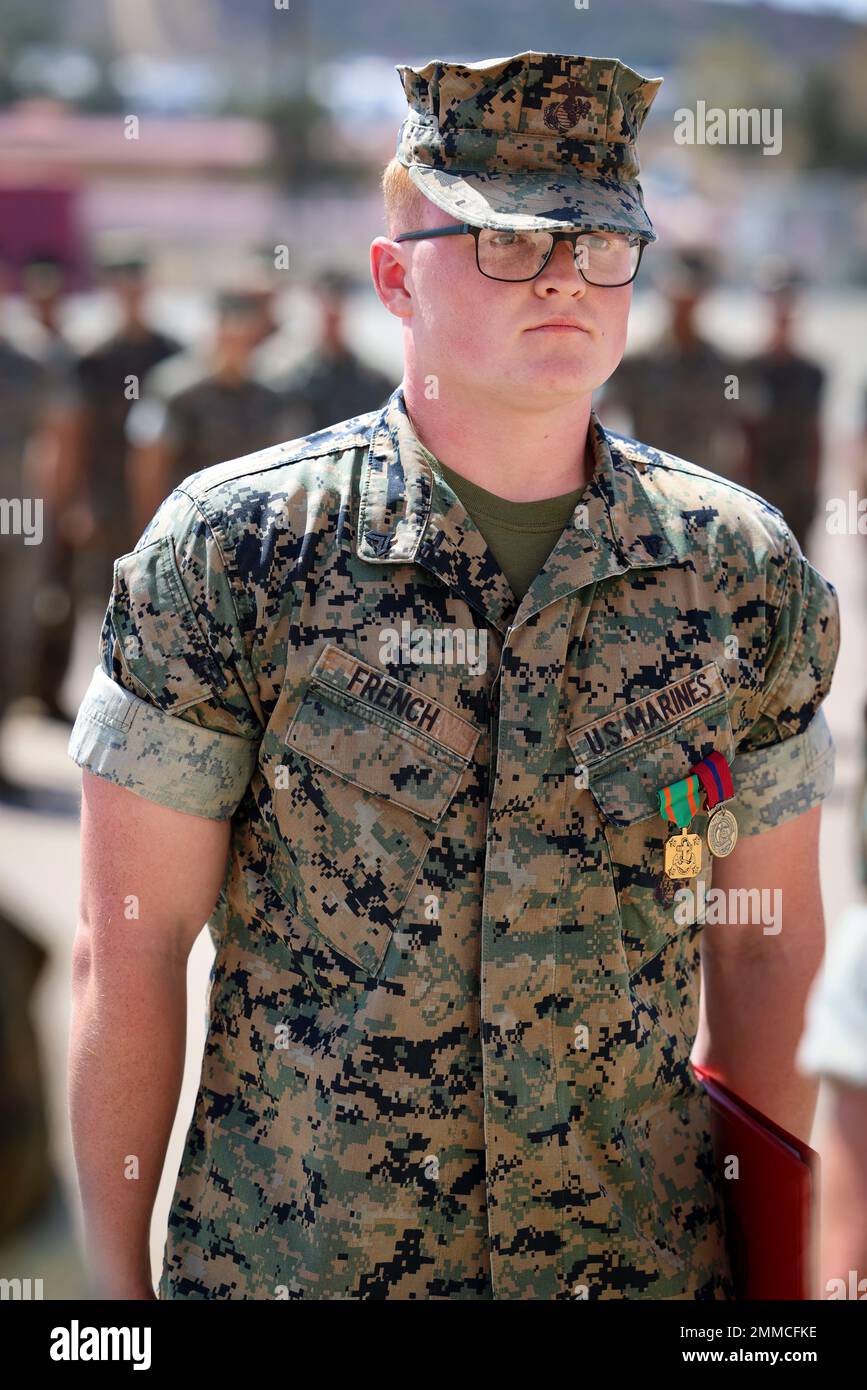 STATI UNITI Il corpo marino CPL. Jameson J. French, un ingegnere di sistema di ricostruzione di sorveglianza di intelligenza con 1st Battaglione di intelligenza, i Marine Expeditionary Force Information Group, riceve una Medaglia di conquista della Marina e del corpo marino e una Medaglia di buona condotta dagli Stati Uniti Thomas A. Kulisz, l'ufficiale comandante del Battaglione di intelligence 1st, durante una cerimonia di premiazione presso il Marine Corps base Camp Pendleton, California, 16 settembre 2022. Francese ha ricevuto il riconoscimento per le sue azioni come ufficiale non commissionato responsabile dell'Intelligence, sorveglianza e Riconoscimento System Engineer det Foto Stock