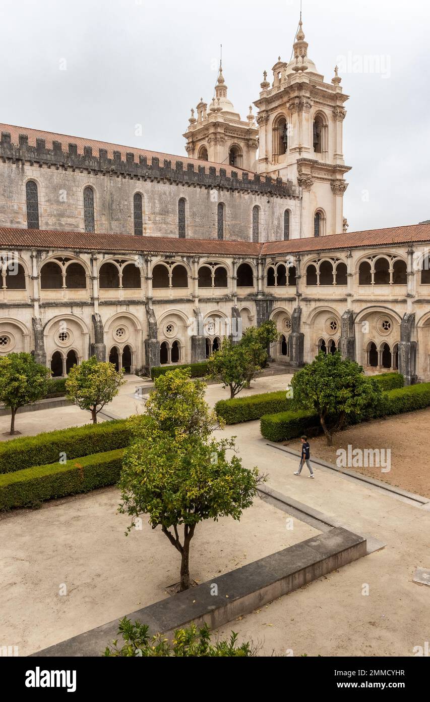Alcobaca, Portogallo - 24 agosto 2022: Vista del Chiostro di D. Dinis con i campanili sullo sfondo, presso il Monastero di Alcobaca in Portuga Foto Stock