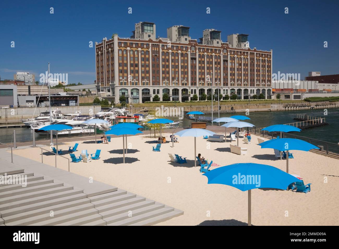 Spiaggia della torre dell'orologio di fronte al porticciolo nel Porto Vecchio di Montreal in estate, Quebec, Canada. Foto Stock