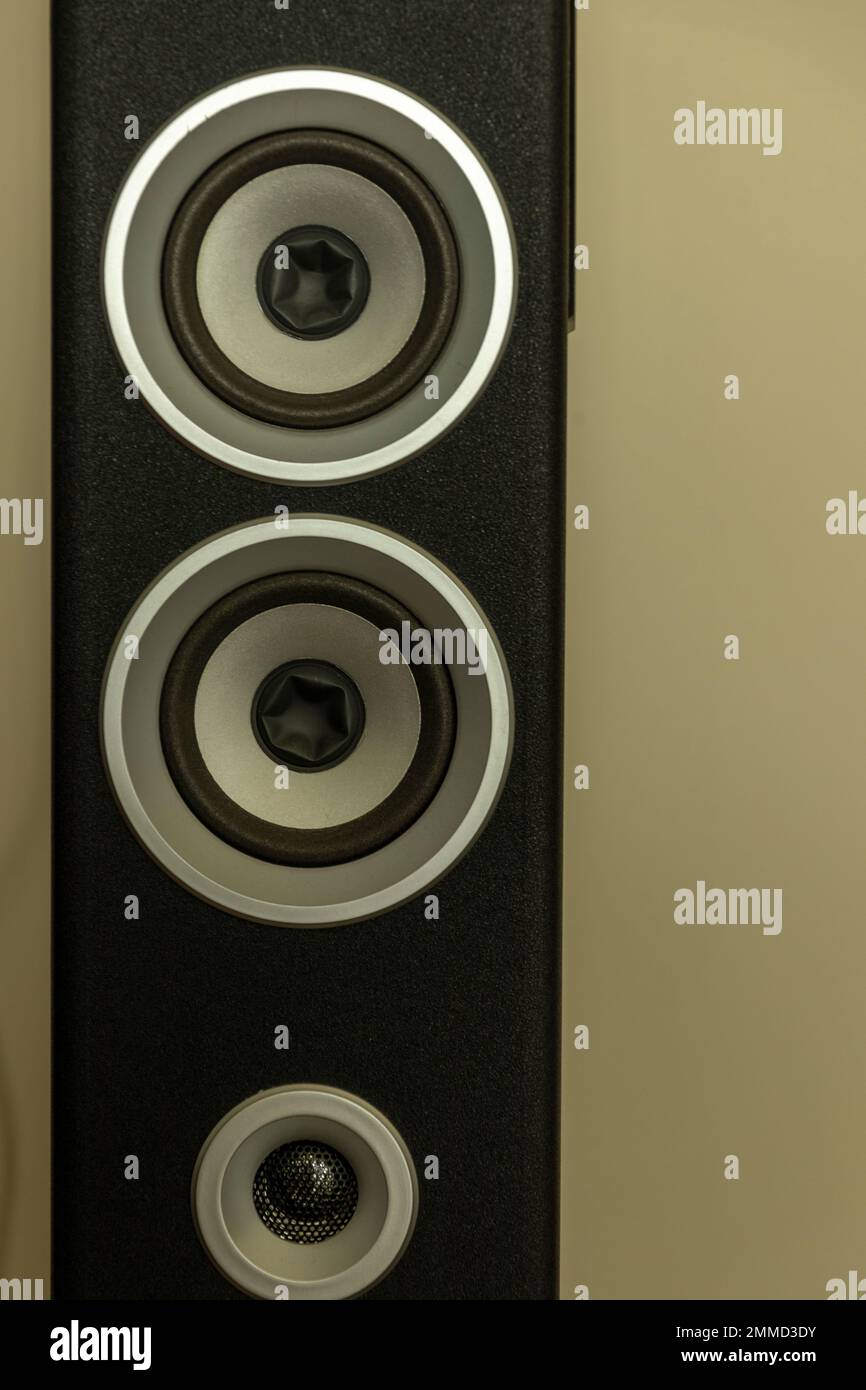 altoparlante wireless su una parete gialla Foto Stock