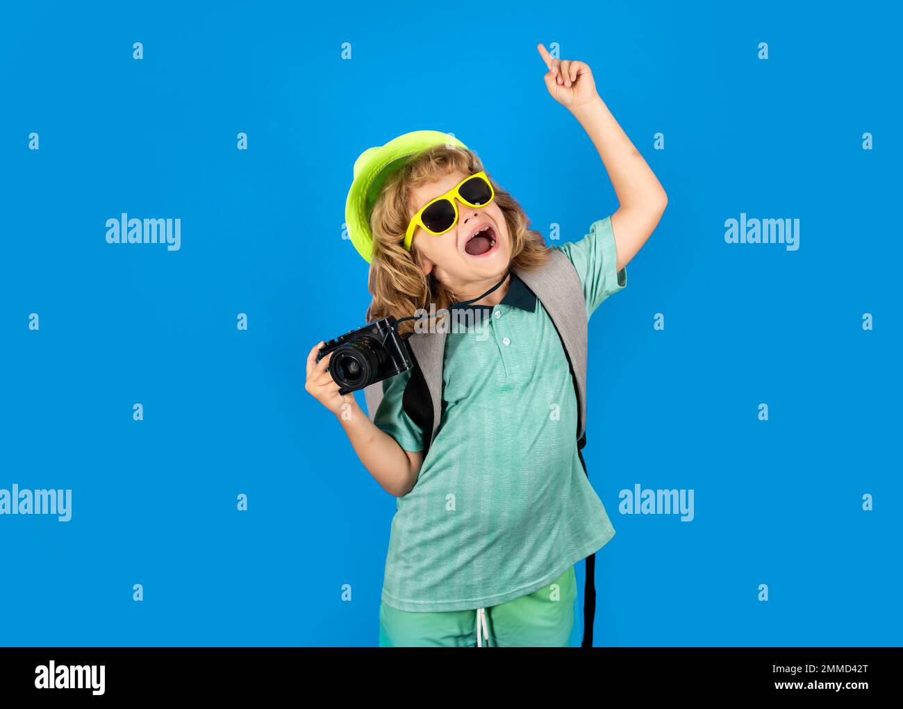 Fotografo di capretto con macchina fotografica in viaggio . Concetto di viaggio per bambini. Foto Stock