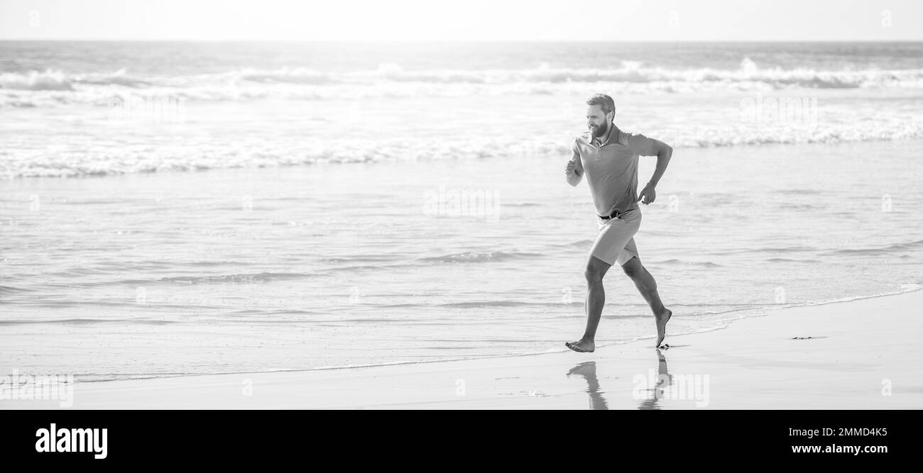 Uomo che corre e salta, banner con spazio copia. Uomo sano che corre in spiaggia. Estate energica. Runner sentire la libertà. Godersi la mattina. Foto Stock