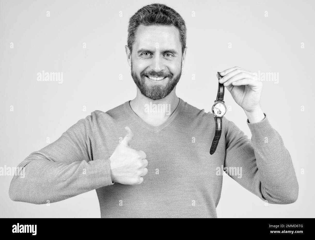 accessorio di moda maschile. uomo felice in tempo di spettacolo di abbigliamento casual. ragazzo sicuro con orologio a mano. Foto Stock