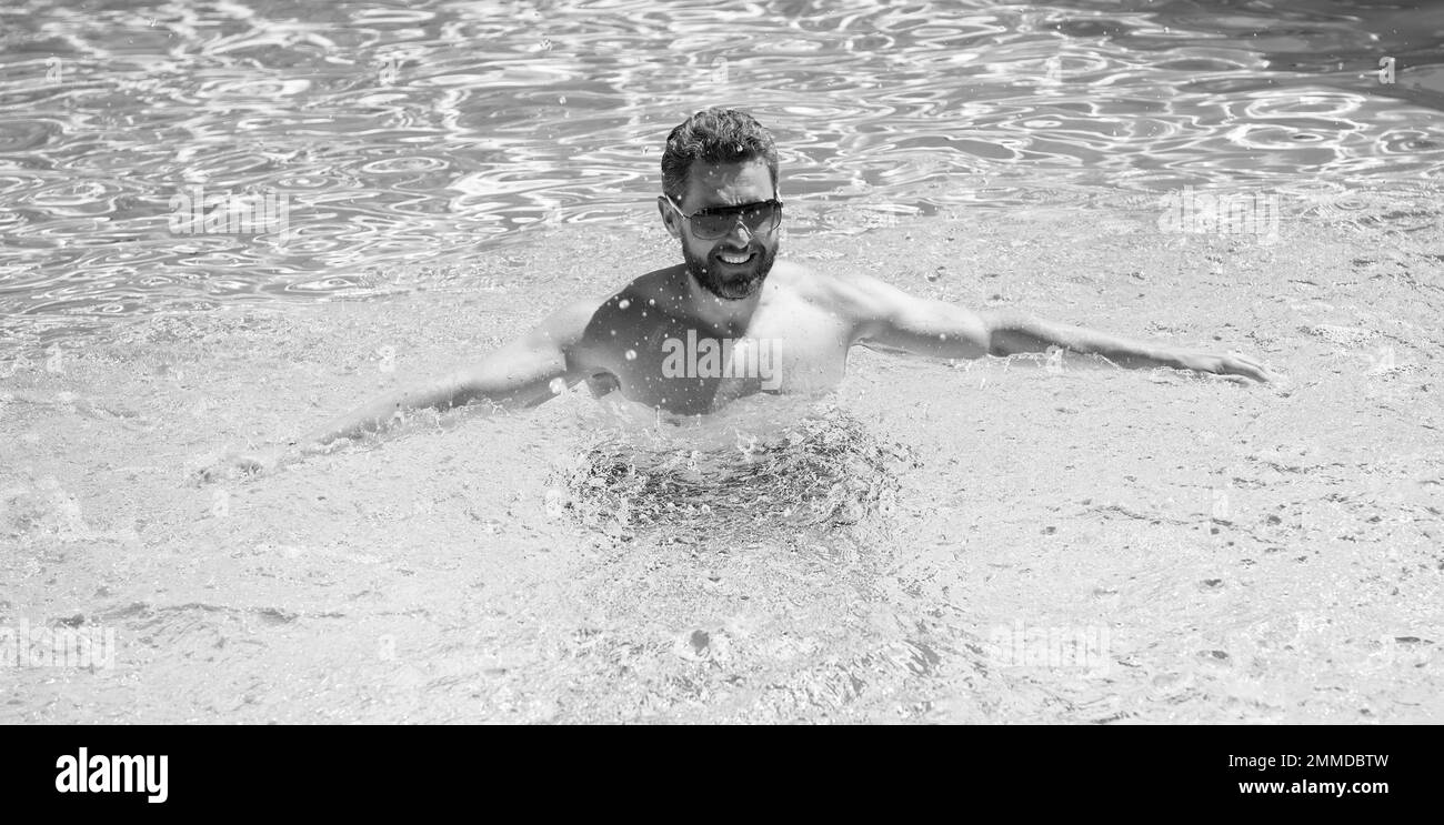 uomo allegro in piscina. Festa in piscina. Concetto di umore estivo. Vacanze estive. Foto Stock