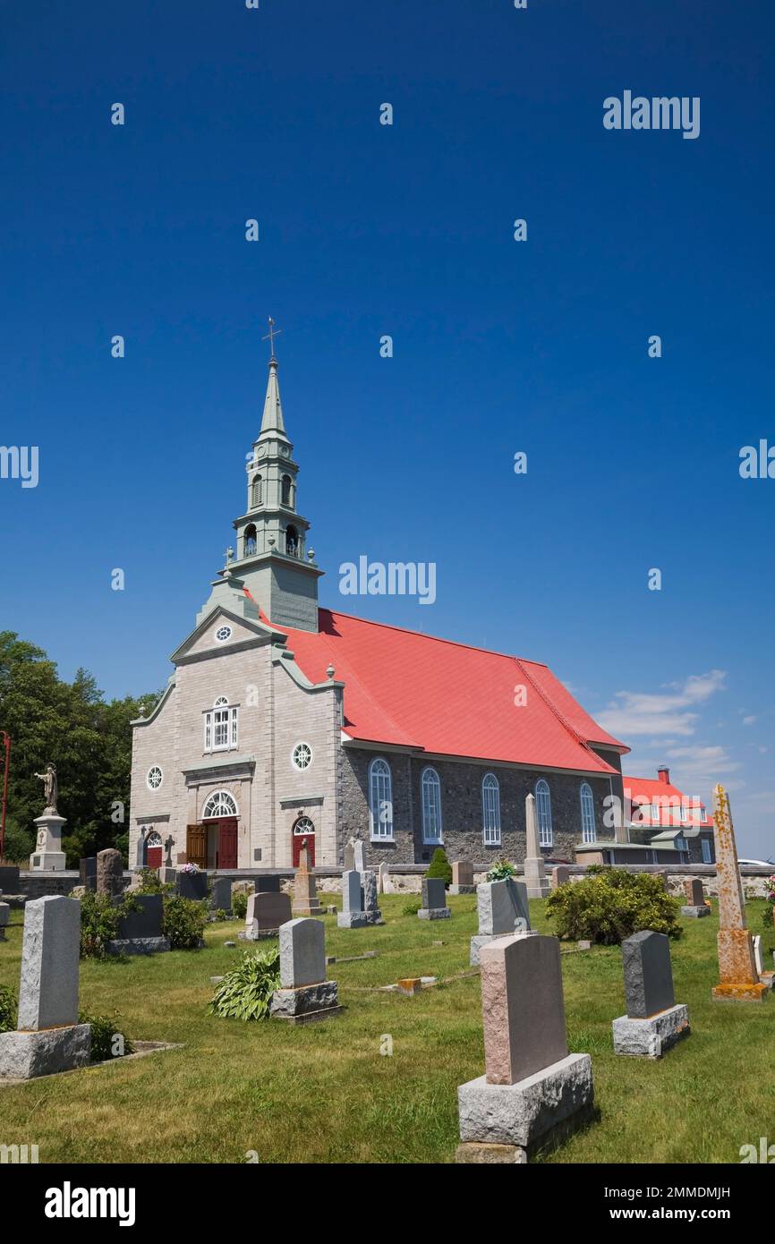 Cimitero e chiesa di Saint-Jean in estate, Saint-Jean, Ile d'Orleans, Quebec, Canada. Foto Stock