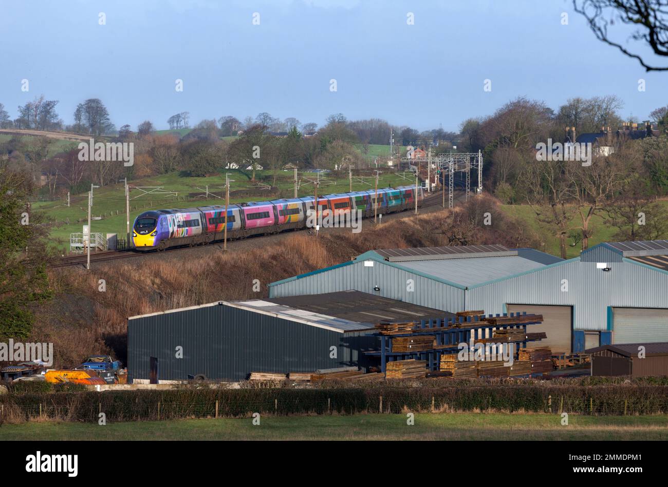 Avanti West Coast Alstom Pendolino treno 390119 sulla Linea principale della costa occidentale del Lancashire Foto Stock