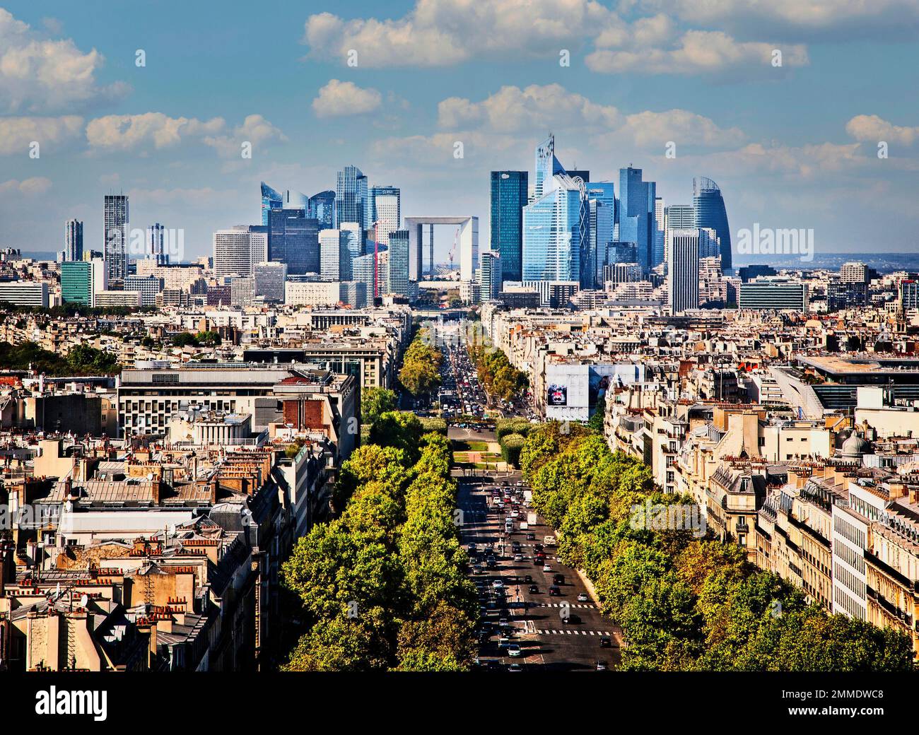 Quartiere degli affari la Defense e Av. Charles de Gaulle a Parigi, Francia. Foto Stock