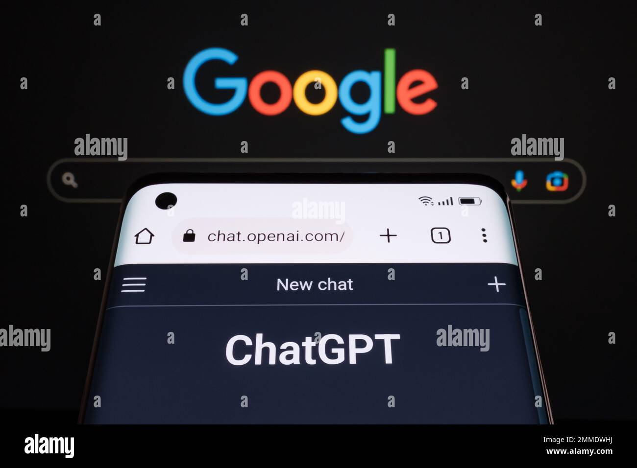 Pagina dei bot chat di ChatGPT visualizzata sullo schermo di smartphone e laptop con pagina di ricerca DI GOOGLE sfocata. Ai chatbot vs motore di ricerca. Concetto. Stafford, Ki Foto Stock