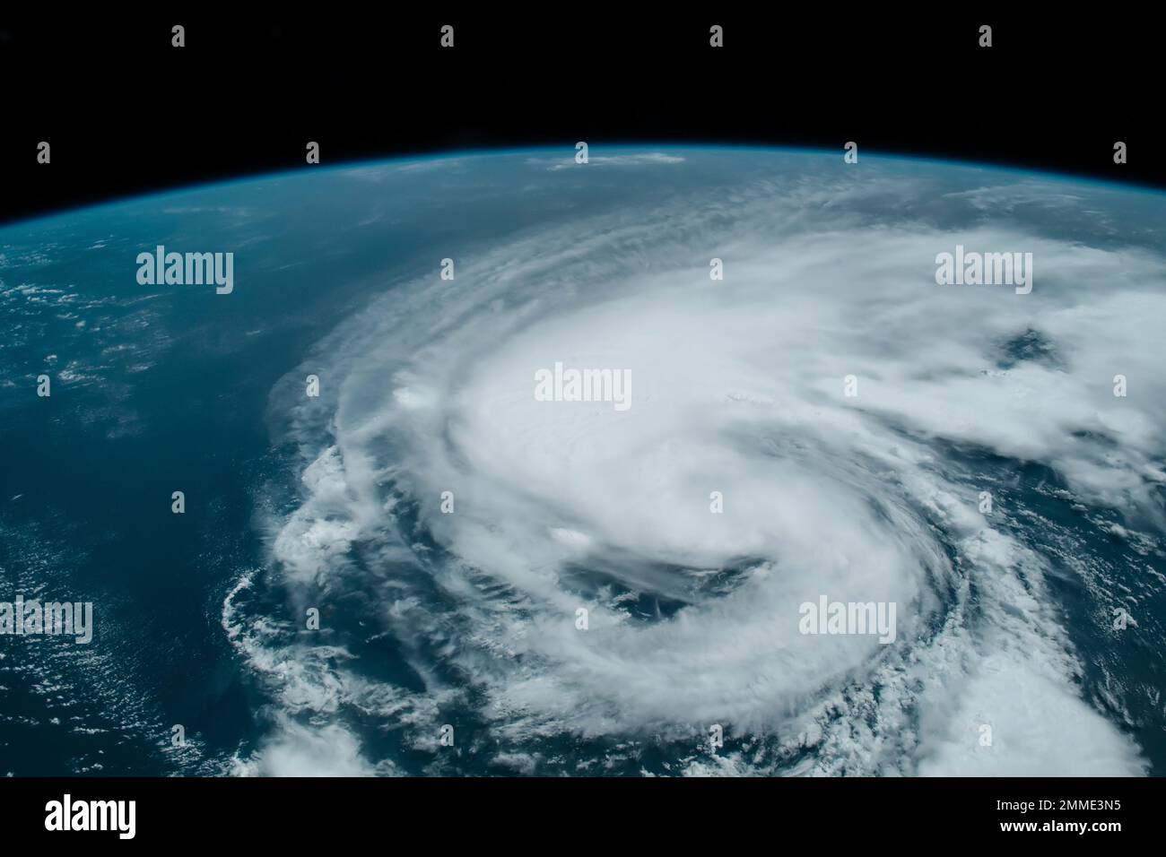 Hurricane dallo spazio, vista satellitare. Catastrofe dell'uragano. Elementi di questa immagine forniti dalla NASA. Messa a fuoco selettiva. Rumore e grana inclusi Foto Stock