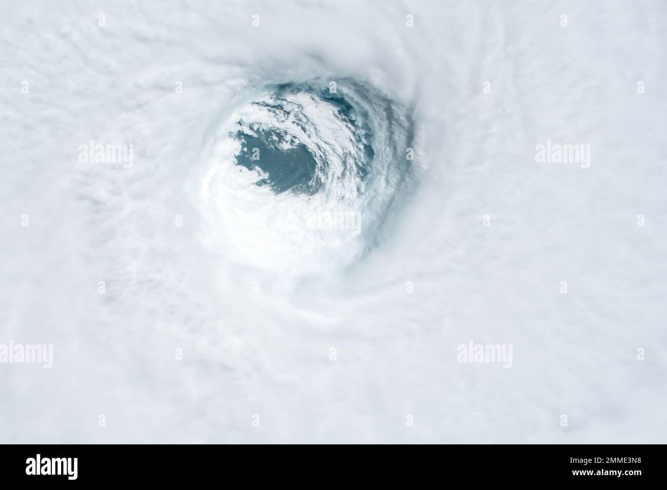 Hurricane dallo spazio, vista satellitare. Catastrofe dell'uragano. Elementi di questa immagine forniti dalla NASA. Messa a fuoco selettiva. Rumore e grana inclusi Foto Stock