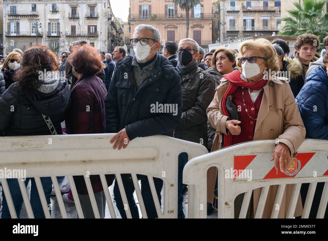 Palermo, Italia. 17th Jan, 2023. Persone viste in una folla in attesa di entrare nella Cattedrale per la cerimonia funeraria ufficiale del compianto missionario Biagio Conte. Funerali ufficiali per il laico missionario Biagio Conte, morto il 12th gennaio 2023. La celebrazione per il fondatore della Missione di speranza e Carità (Missione speranza e Carità) per i poveri e i senzatetto di Palermo, si è svolta nella Cattedrale di Santa Vergine Maria Assunta alla presenza di rappresentanti di diverse tradizioni e autorità religiose. Credit: SOPA Images Limited/Alamy Live News Foto Stock