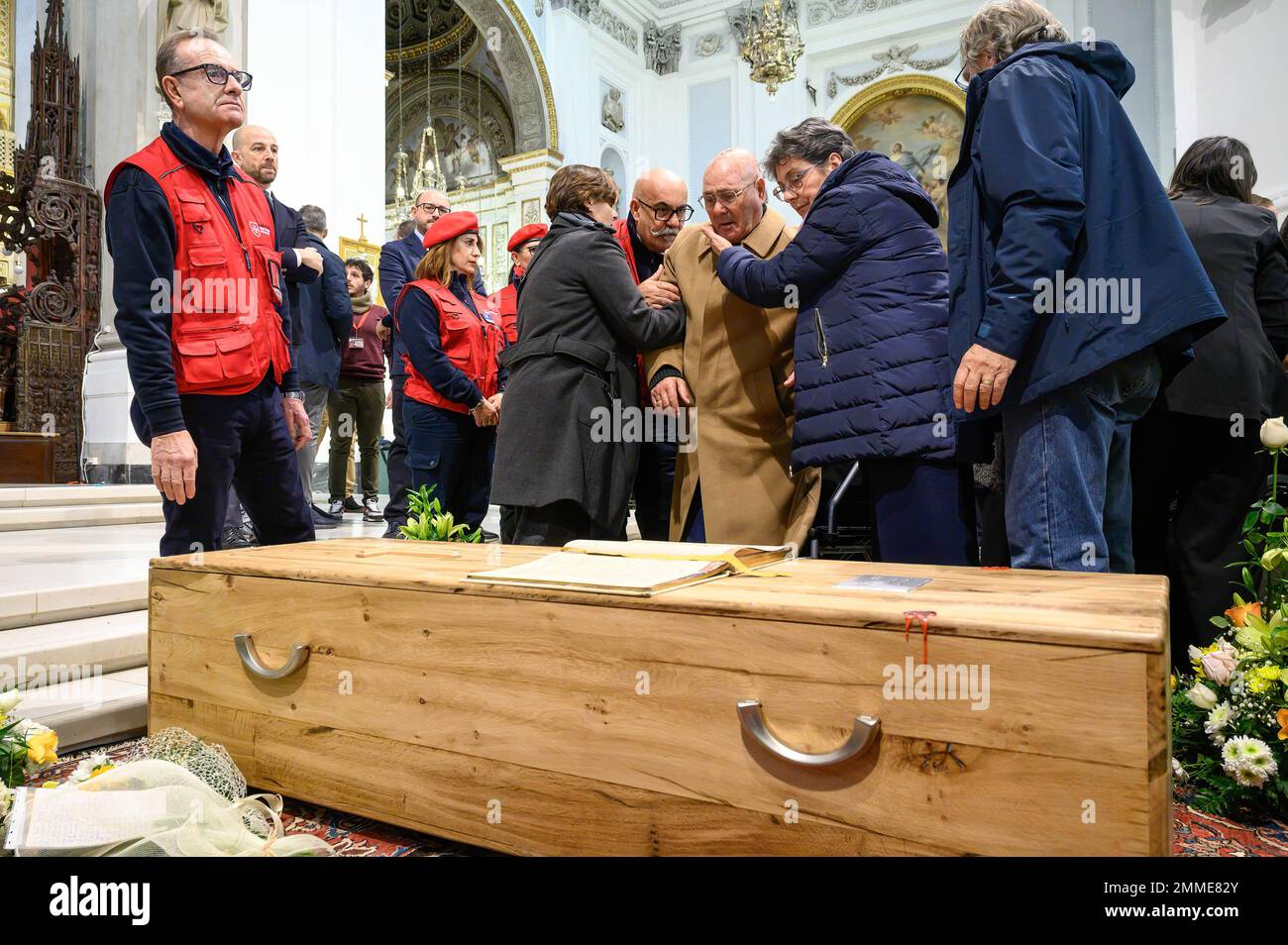 Grazia Conte (R), sorella di Biagio Conte, conforta il padre Giuseppe (C) durante la cerimonia funeraria ufficiale del compianto missionario Biagio Conte. Funerali ufficiali per il laico missionario Biagio Conte, morto il 12th gennaio 2023. La celebrazione per il fondatore della Missione di speranza e Carità (Missione speranza e Carità) per i poveri e i senzatetto di Palermo, si è svolta nella Cattedrale di Santa Vergine Maria Assunta alla presenza di rappresentanti di diverse tradizioni e autorità religiose. (Foto di Valeria Ferraro/SOPA Images/Sipa USA) Foto Stock