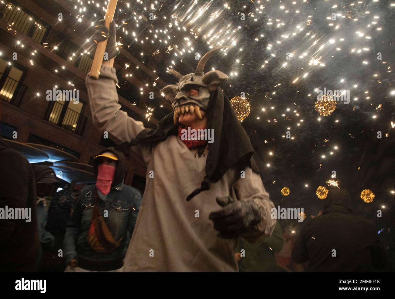 Palma, Spagna. 29th Jan, 2023. Un uomo vestito come un demone, in possesso di un fuochi d'artificio, cammina tra le persone durante il tradizionale Correfoc alla fine della festa annuale della città in onore della città di san Sebastià (San Sebastiano). Secondo gli storici, la tradizione dei diavoli del fuoco, che esiste anche sulla terraferma in Catalogna e Valencia, ha origini sia pagane che religiose. Credit: Clara Margais/dpa/Alamy Live News Foto Stock