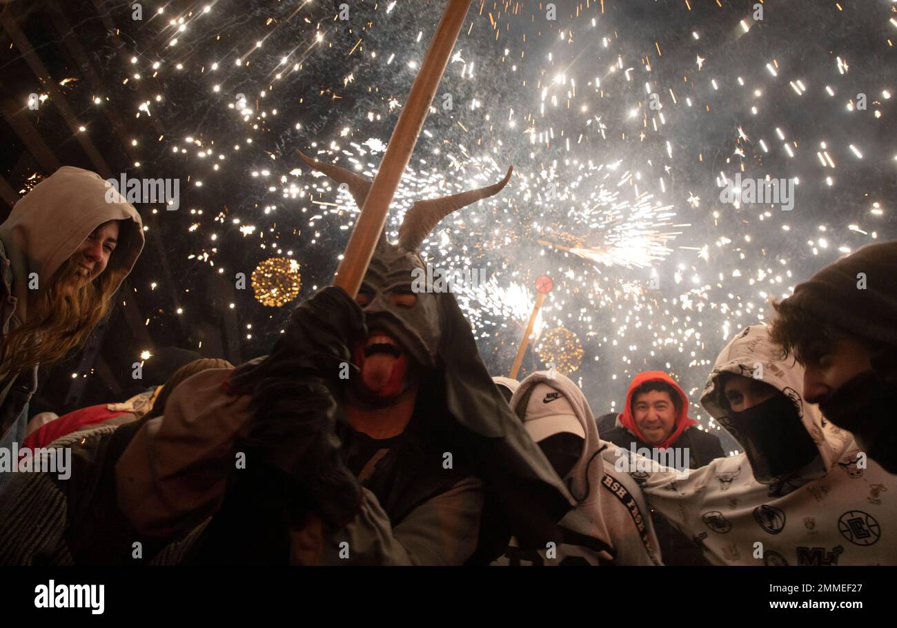 Palma, Spagna. 29th Jan, 2023. Un uomo vestito come un demone, in possesso di un fuochi d'artificio, cammina tra le persone durante il tradizionale Correfoc alla fine della festa annuale della città in onore della città di san Sebastià (San Sebastiano). Secondo gli storici, la tradizione dei diavoli del fuoco, che esiste anche sulla terraferma in Catalogna e Valencia, ha origini sia pagane che religiose. Credit: Clara Margais/dpa/Alamy Live News Foto Stock