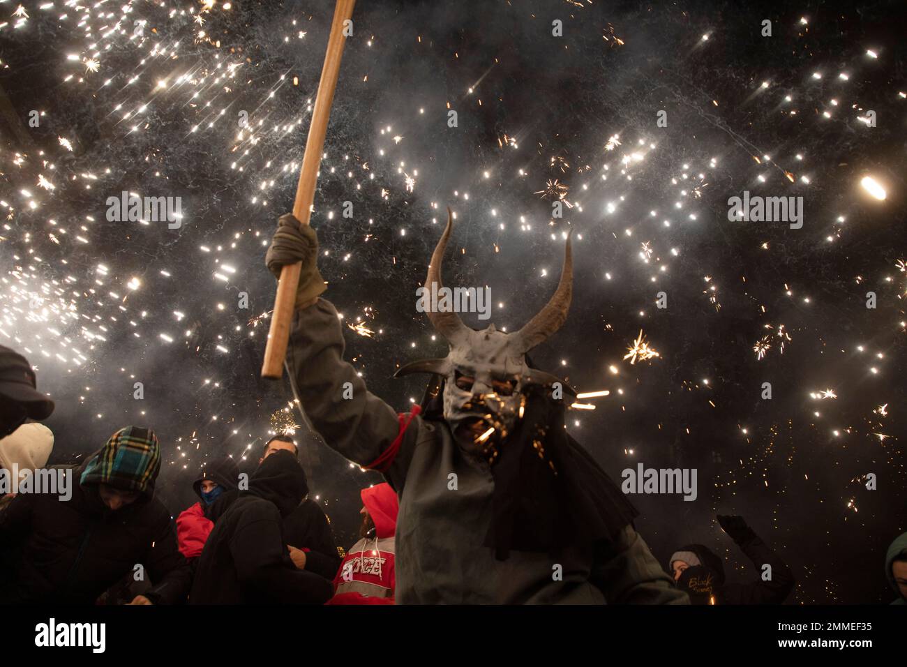 Palma, Spagna. 29th Jan, 2023. Un uomo vestito come un demone, in possesso di un fuochi d'artificio, cammina tra le persone durante il tradizionale Correfoc alla fine della festa annuale della città in onore della città di san Sebastià (San Sebastiano). Secondo gli storici, la tradizione dei diavoli del fuoco, che esiste anche sulla terraferma in Catalogna e Valencia, ha origini sia pagane che religiose. Credit: Clara Margais/dpa/Alamy Live News Foto Stock