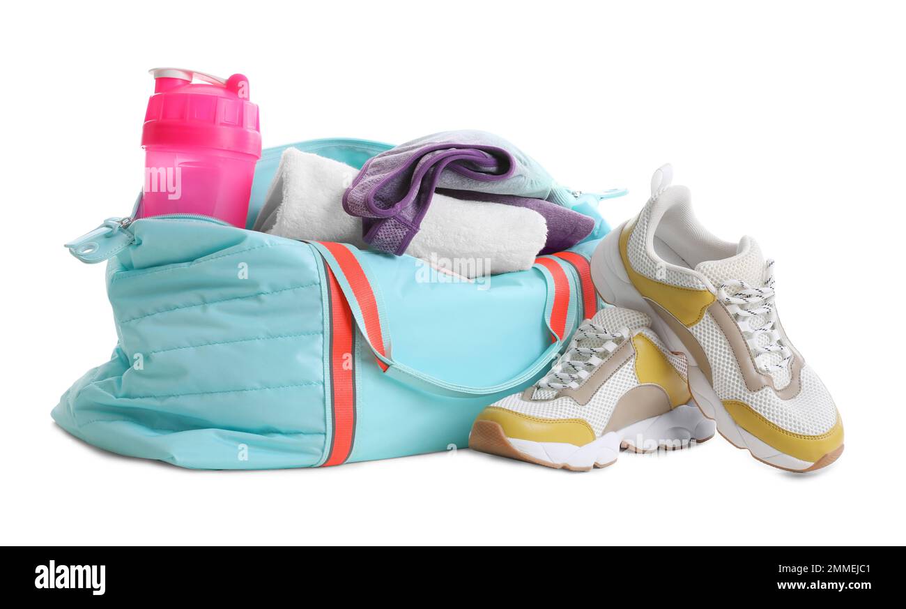 Borsa sportiva con attrezzatura da palestra su sfondo bianco Foto Stock