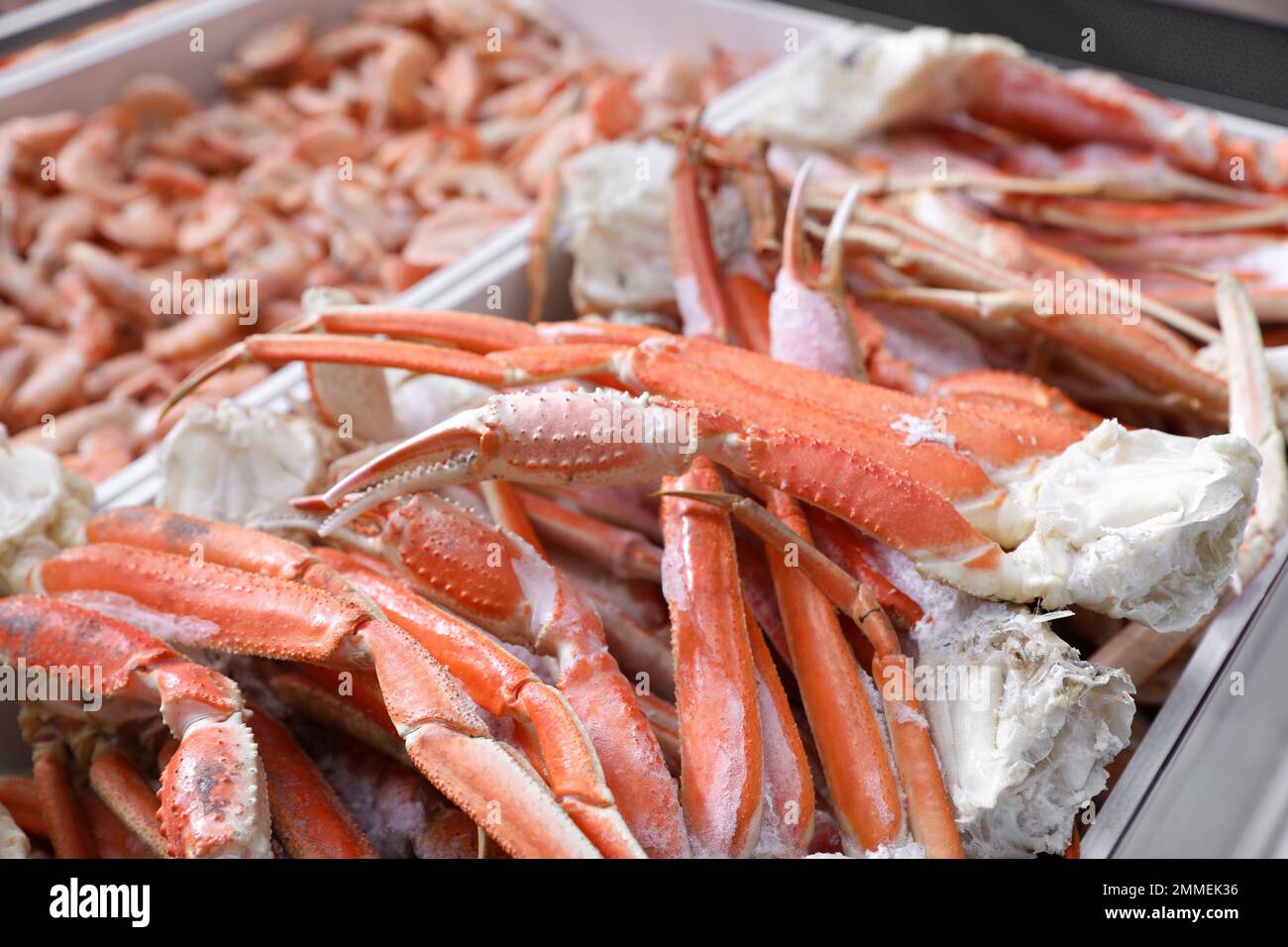 Pezzetti di granchi freschi in esposizione. Mercato all'ingrosso Foto Stock