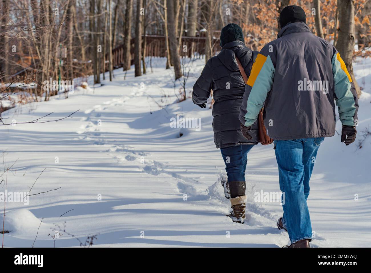 passeggiate invernali sulla neve attività invernali con clima freddo persone all'esterno del sentiero sulla neve Foto Stock