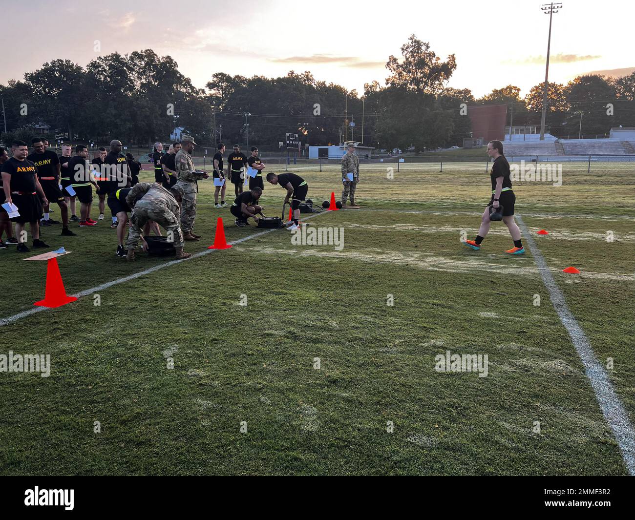 US Army PFC. Samantha Mussatti (a destra), con la Combat Camera Company 982nd Airborne, trasporta due kettlebells da 40 libbre durante la porzione di trascinamento dello sprint-drag-carry dell'Army Combat Fitness Test allo stadio Bill Bagget il 17 settembre 2022. L'ACFT (United States Army Combat Fitness Test) è il prossimo test di idoneità per l'esercito degli Stati Uniti per misurare l'idoneità fisica dei soldati. Foto Stock