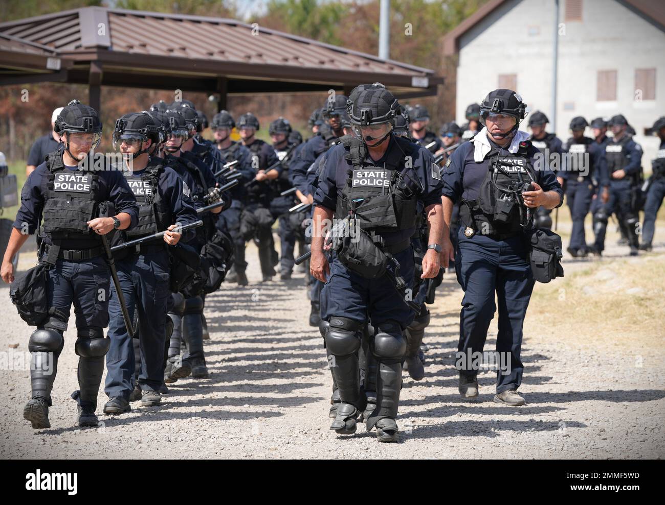 I soldati nazionali dell'esercito dell'Arkansas della 216th Military Police Company insieme alle forze di sicurezza della Guardia nazionale aerea dell'Arkansas e alla polizia di stato dell'Arkansas svolgono un addestramento civile contro le perturbazioni. Foto Stock