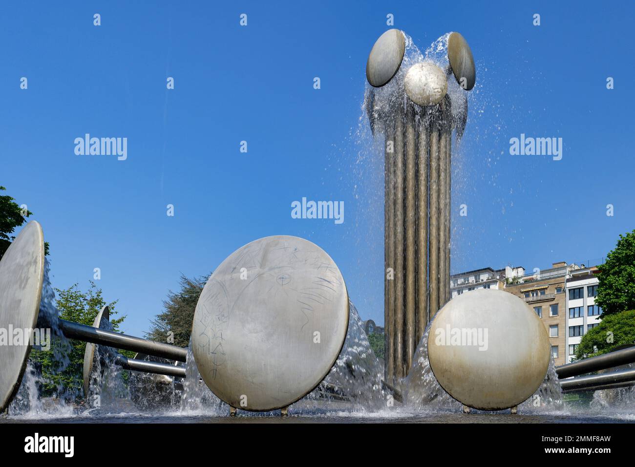 grande fontana in acciaio inox sulla ebertplatz di colonia Foto Stock