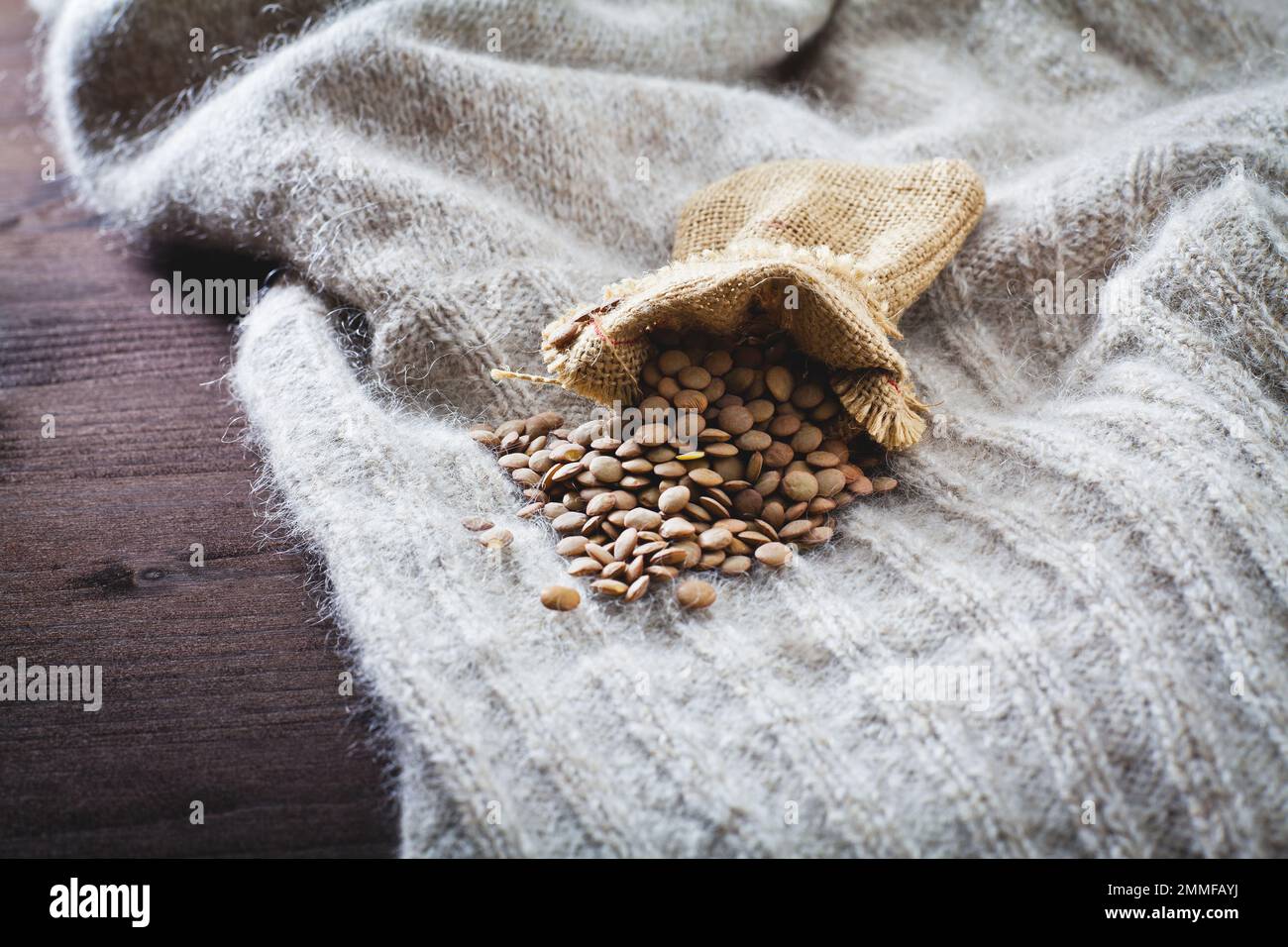 lenticchie crude, un sacco di sfondo nella lana Foto Stock